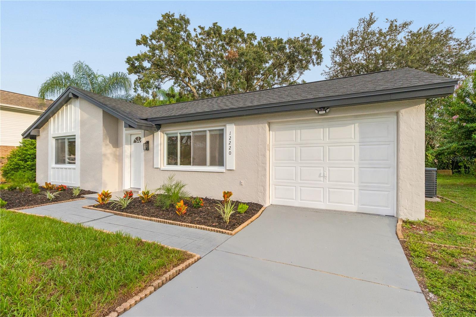 12220 Meadowbrook Ln Property Photo 2