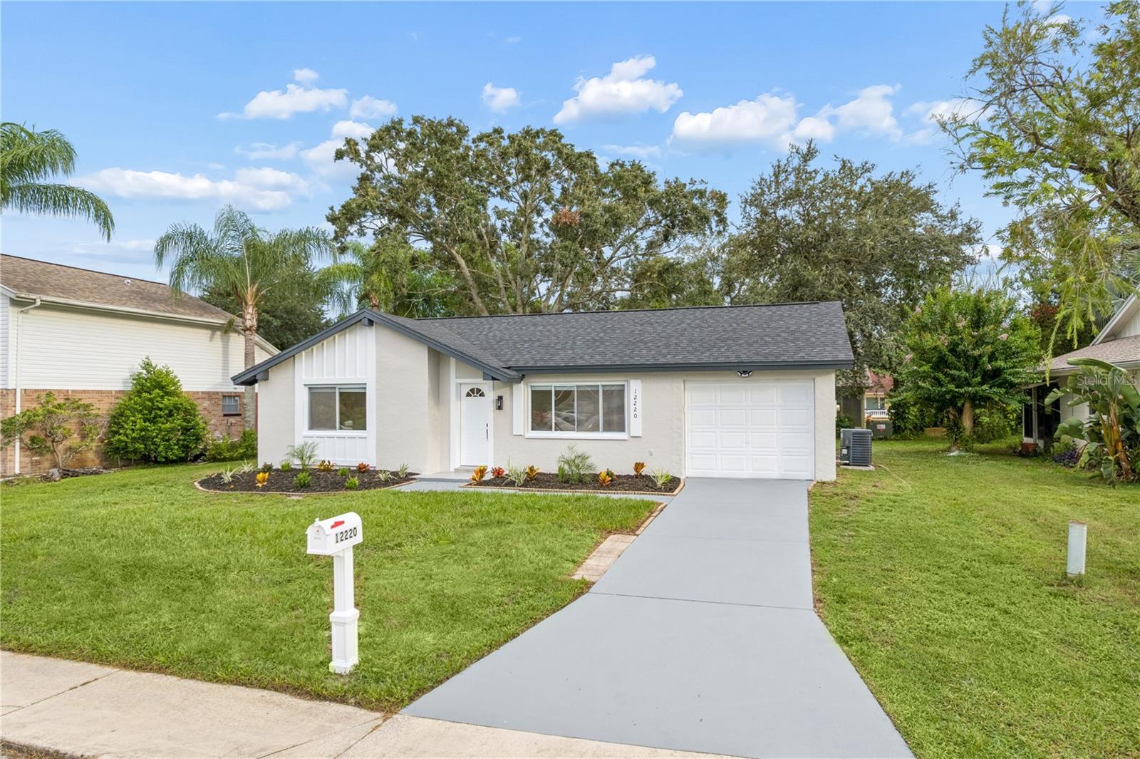 12220 Meadowbrook Ln Property Photo 3