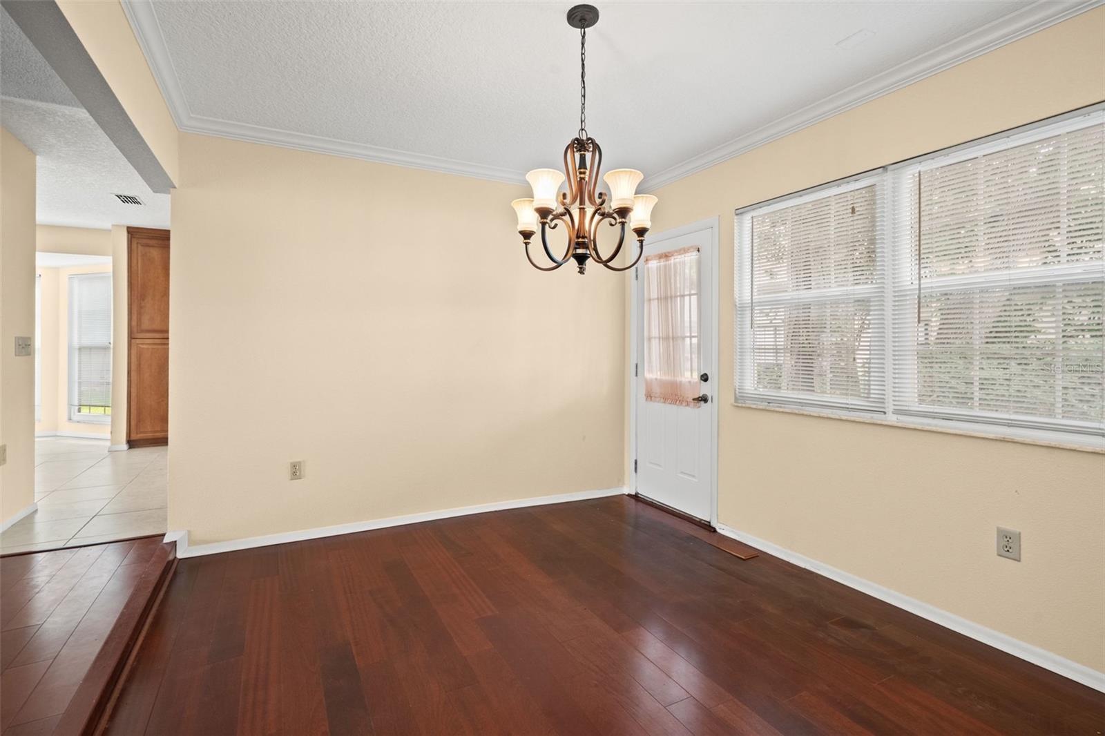 6090 Elcona Ct Property Photo 5