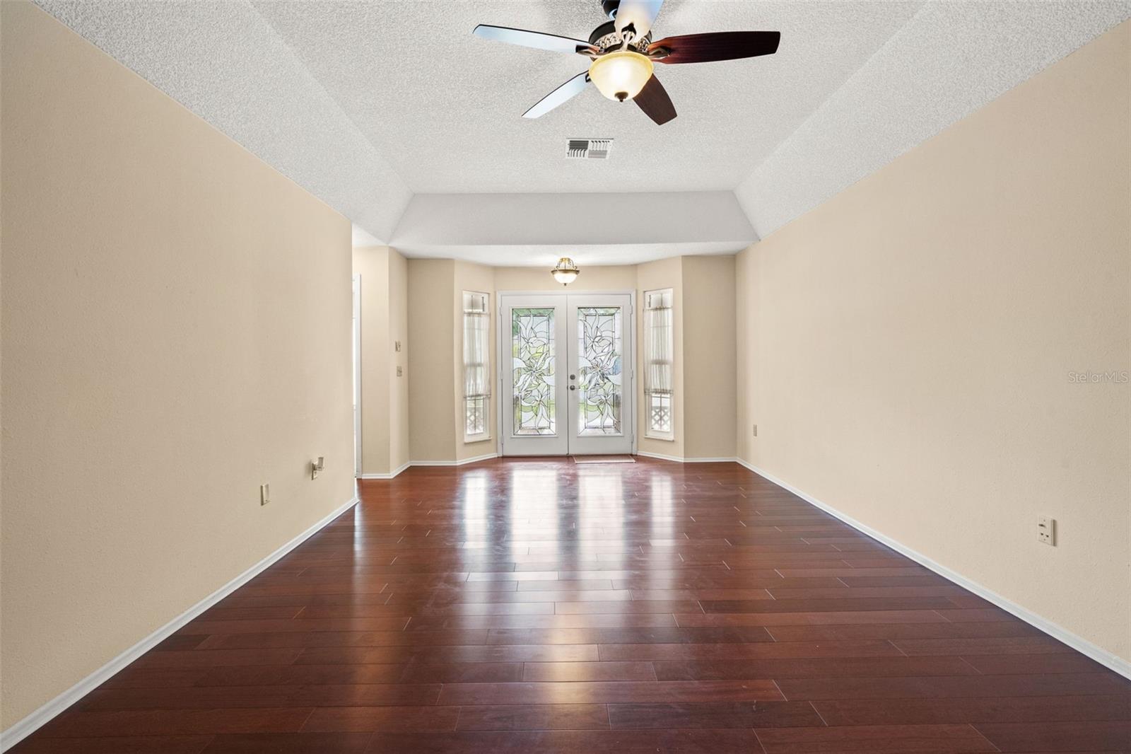6090 Elcona Ct Property Photo 8