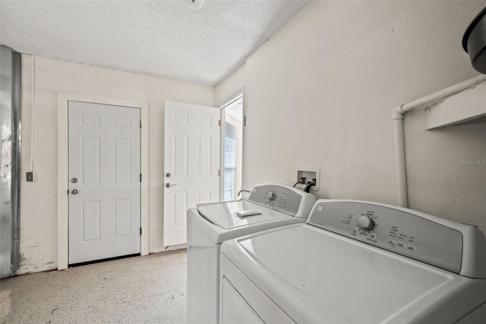 6090 Elcona Ct Property Photo 27