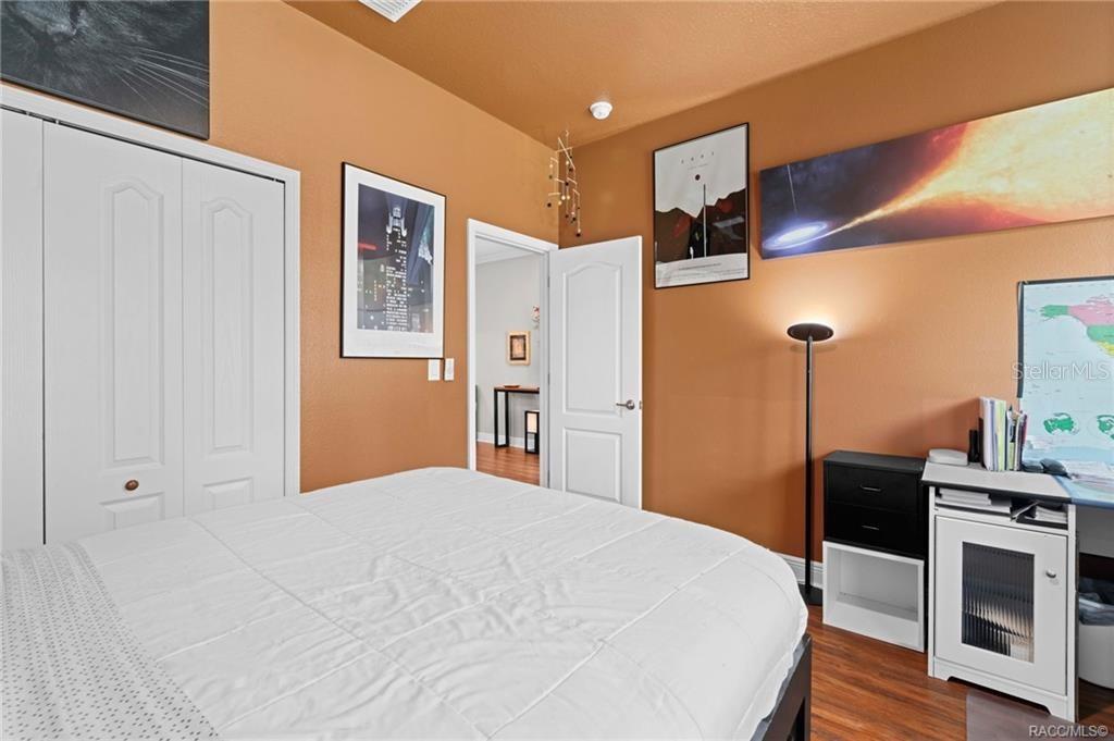 16 Elder Ct E Property Photo 10