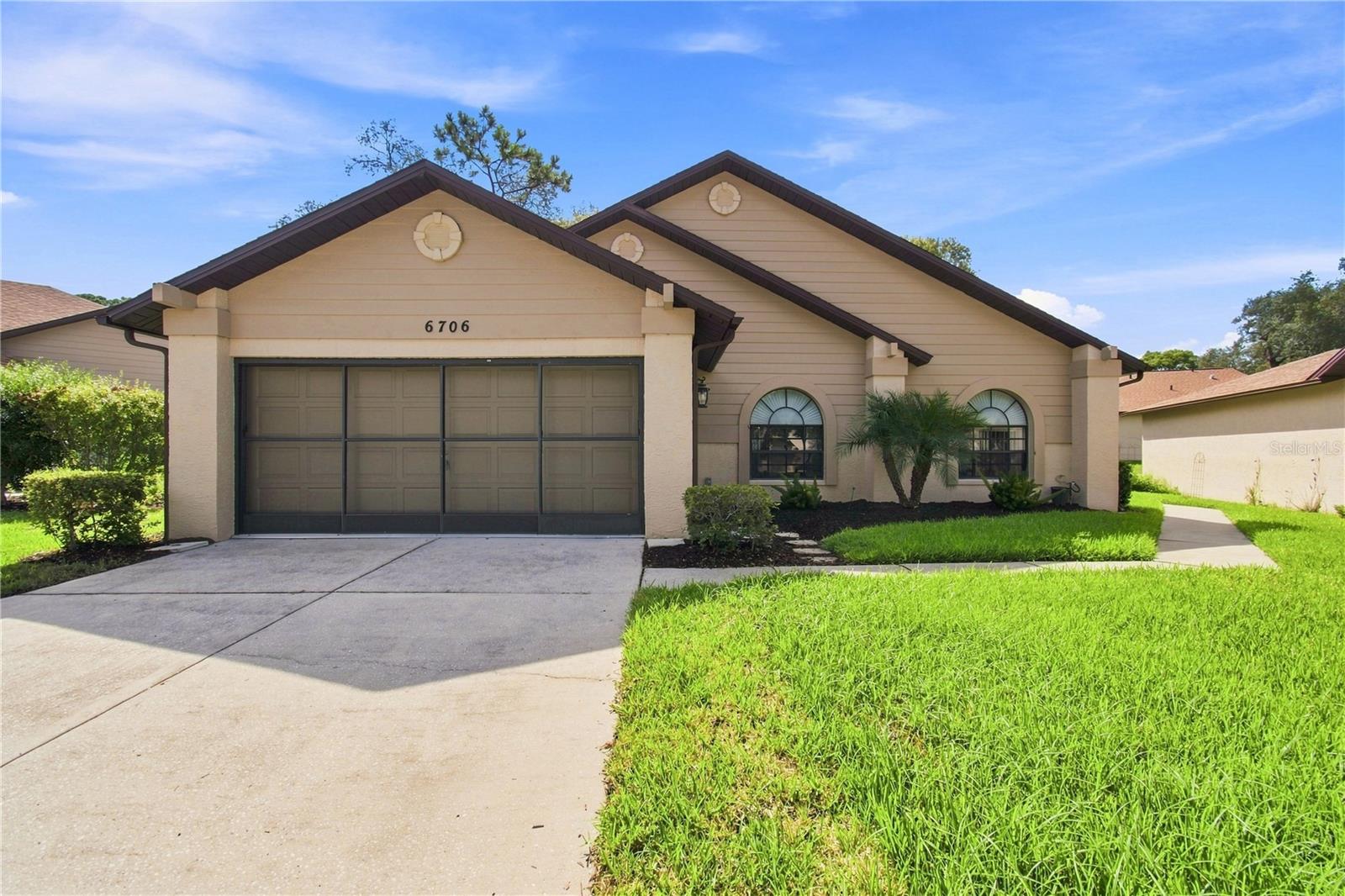6706 Oak Cluster Cir Property Photo 4