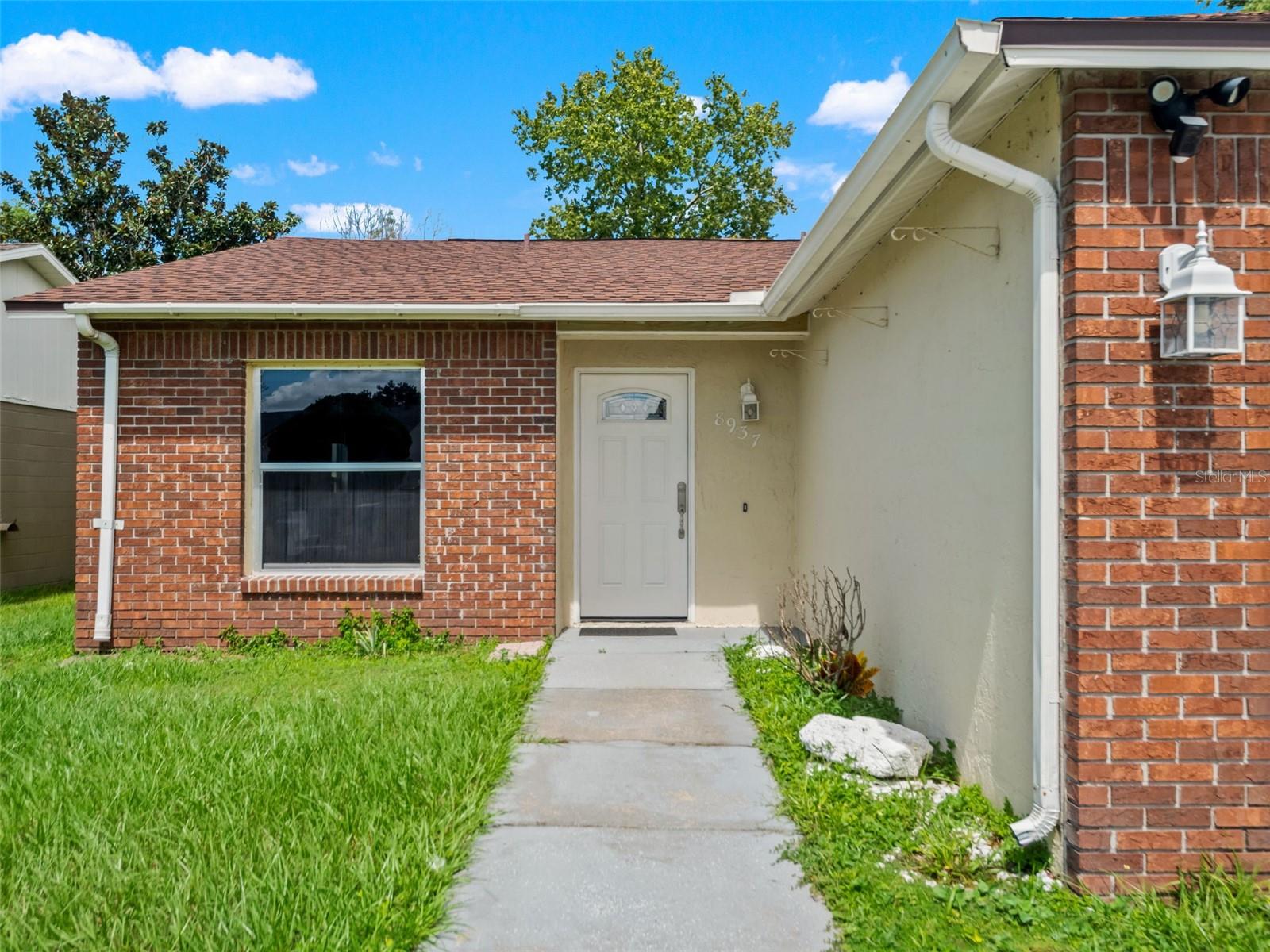 8937 Valencia Gardens Dr Property Photo 3