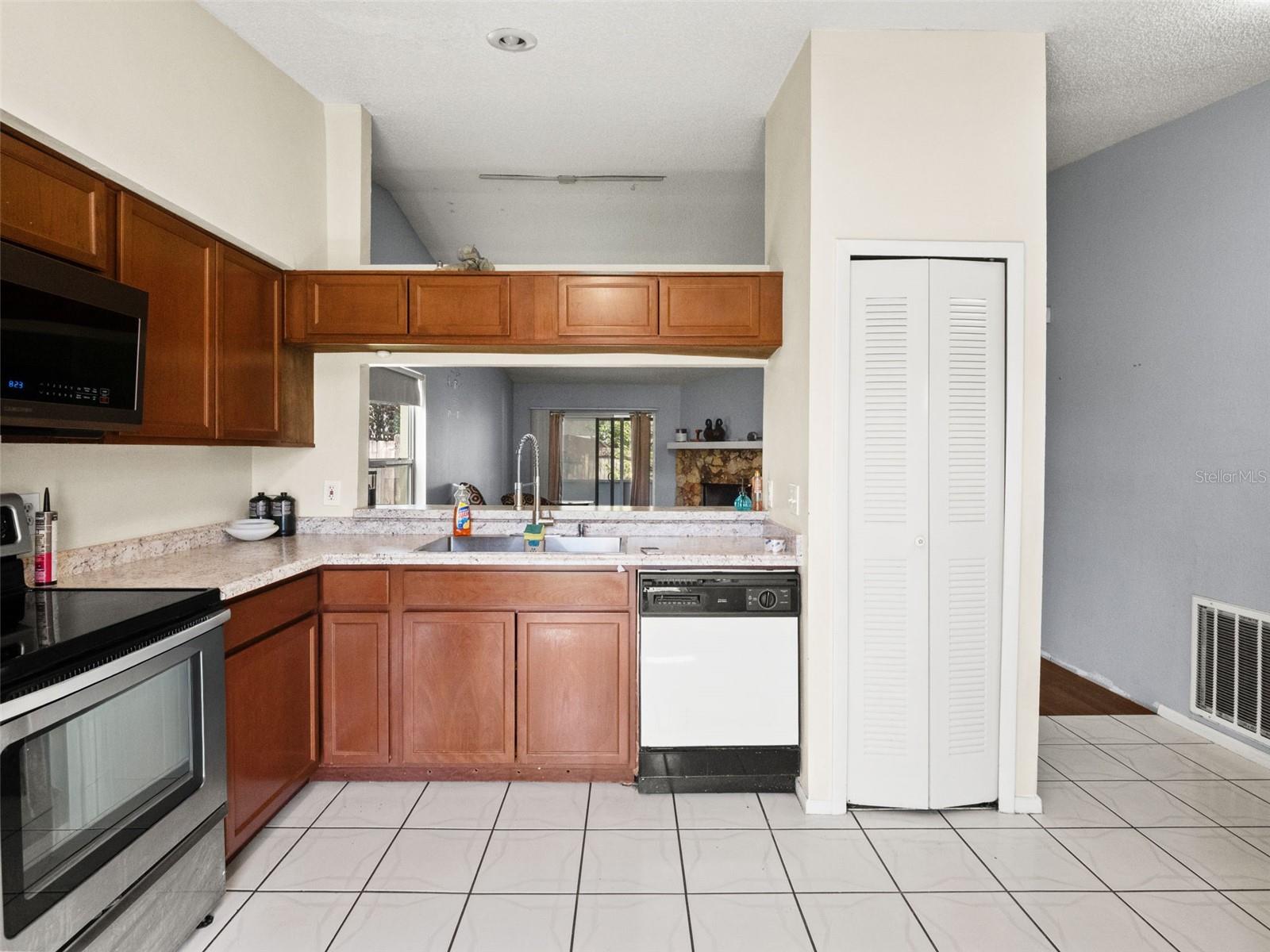 8937 Valencia Gardens Dr Property Photo 8