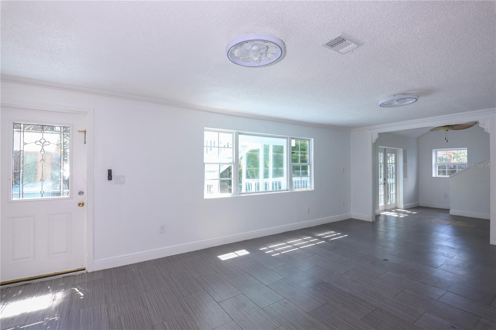 1655 Drew St Property Photo 3