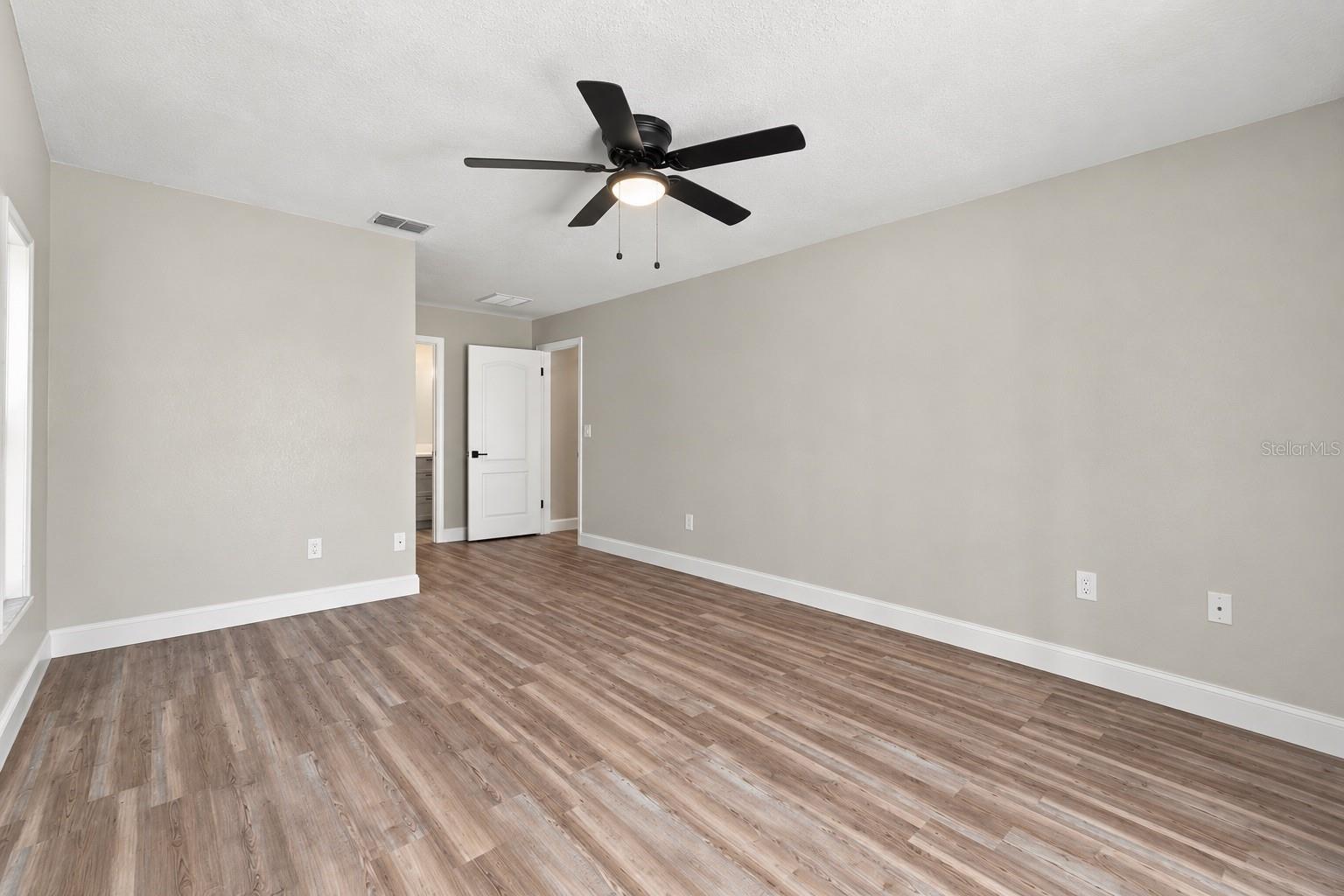 W7889769 Property Photo 13