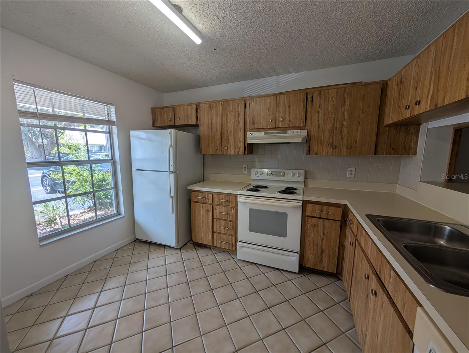 1130 Dover Ct Property Photo 2