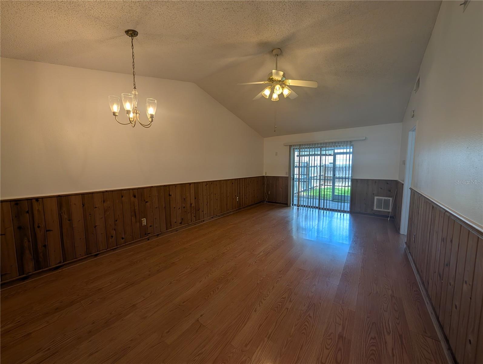 1130 Dover Ct Property Photo 3