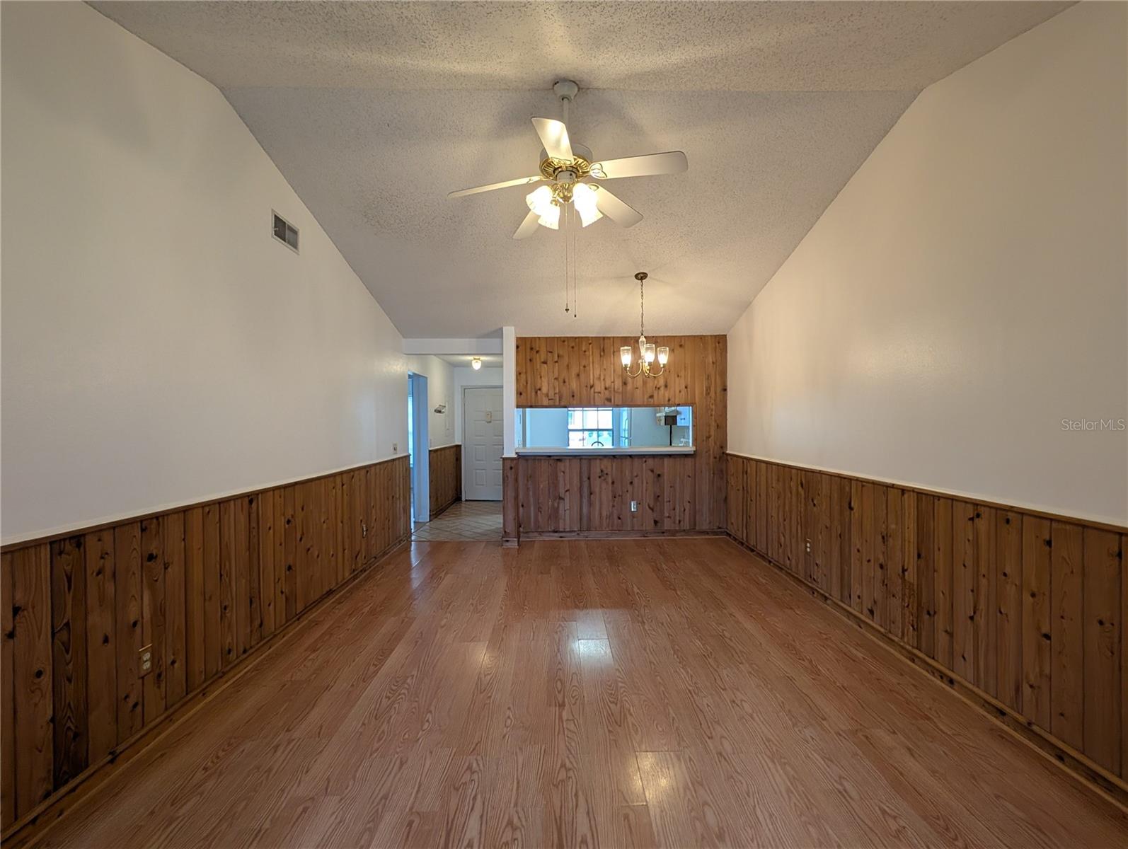 1130 Dover Ct Property Photo 4