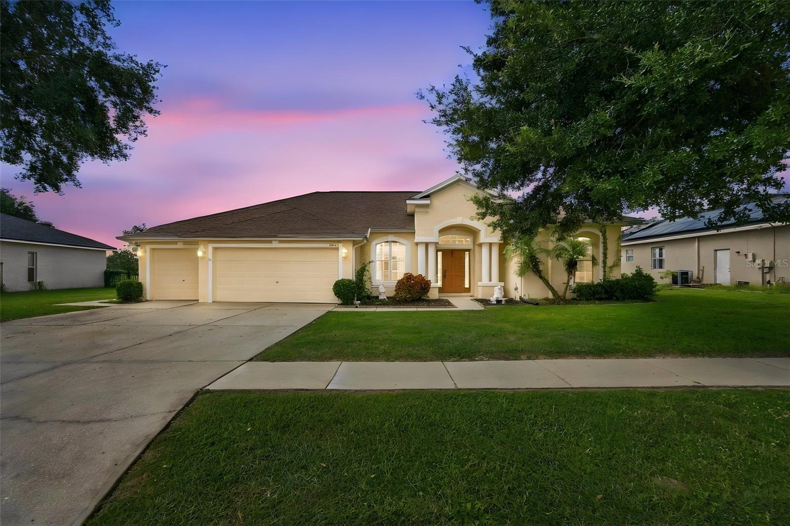 2393 Old Oak Trl Property Photo 3