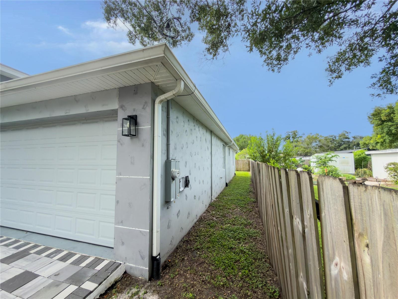 3920 W Crenshaw St Property Photo 4