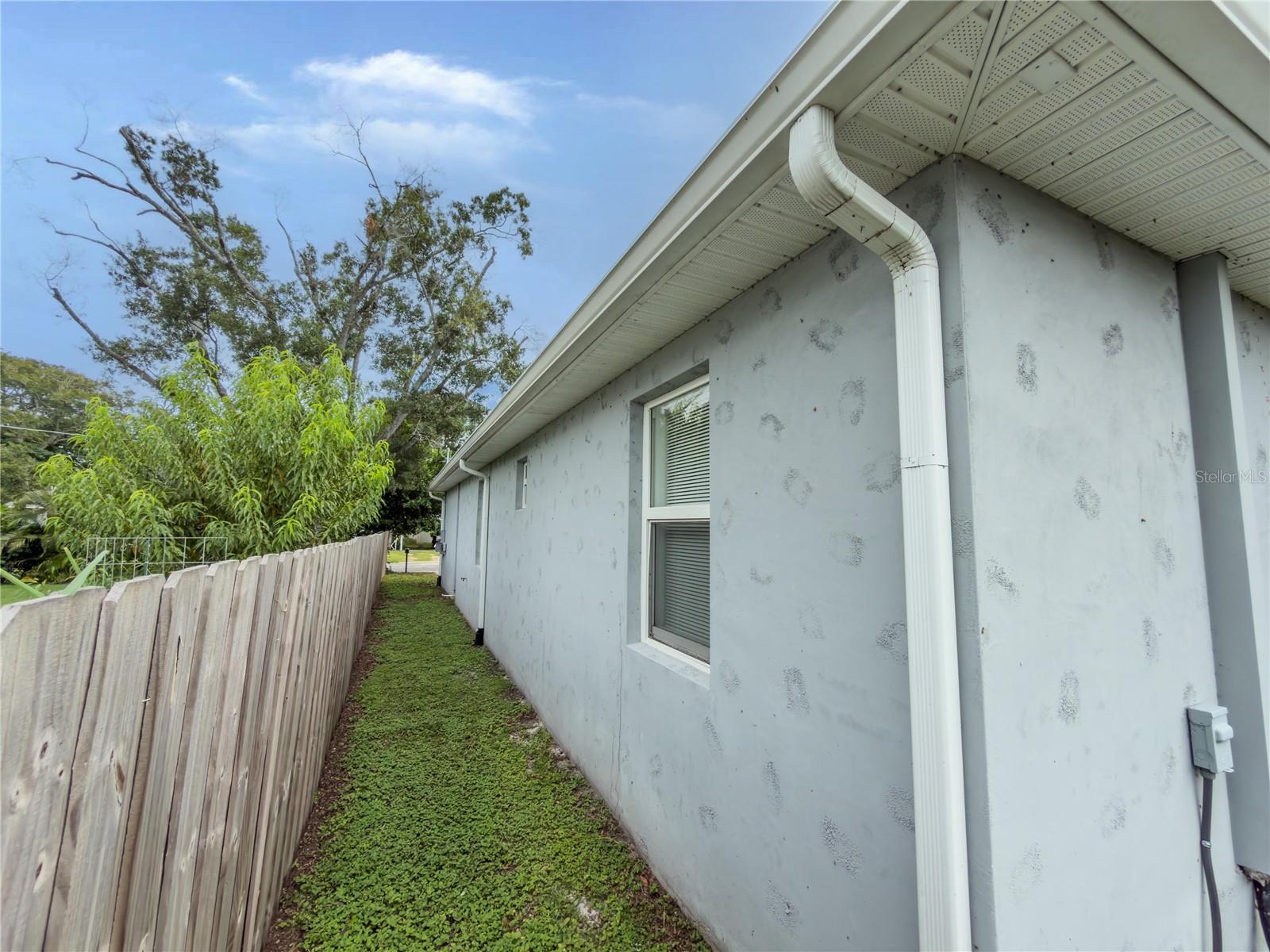 3920 W Crenshaw St Property Photo 8