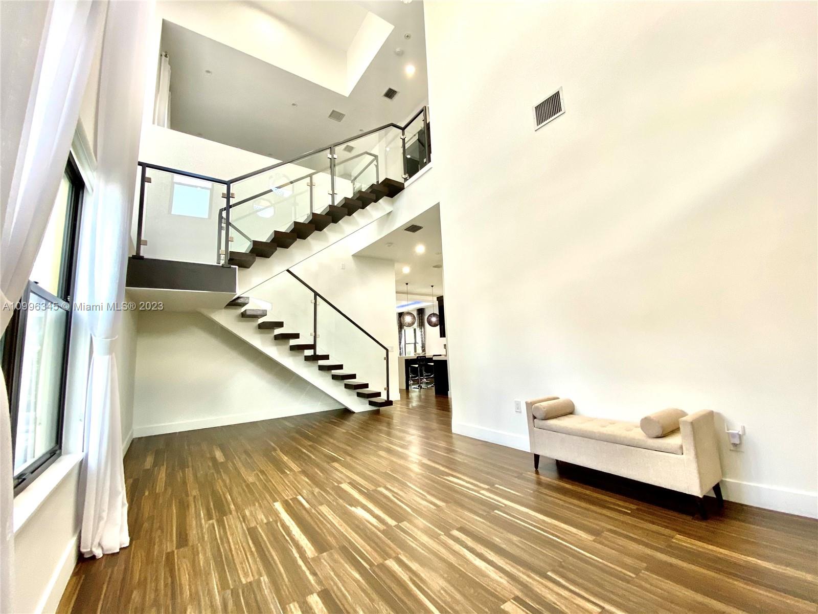A10996345 Property Photo 4