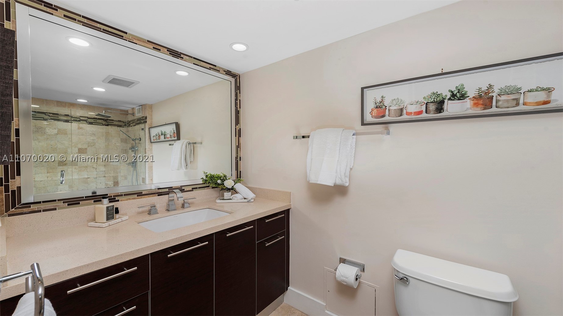 2301 Collins Ave 301 Property Photo 11
