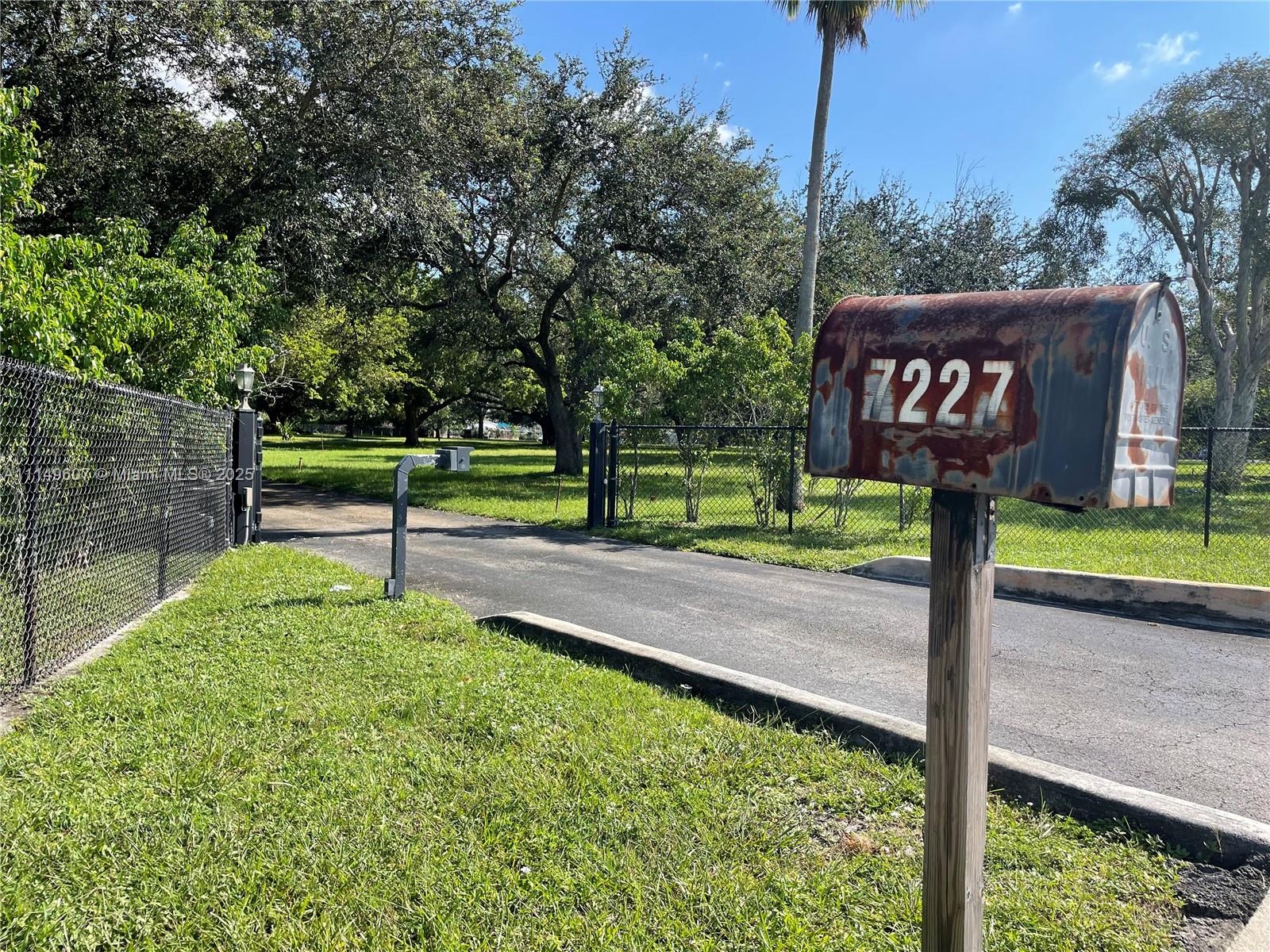 7227 Taft St Property Photo 6