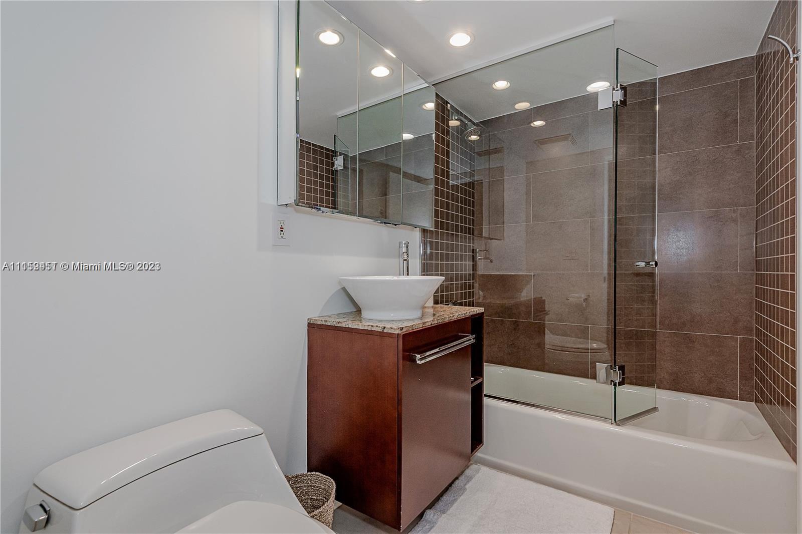 2301 Collins Ave 938 Property Photo 13