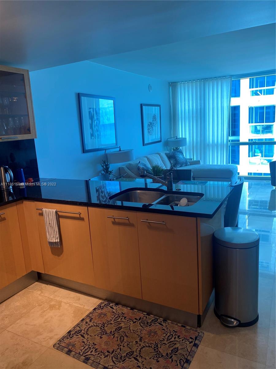 6801 Collins Ave 1102 (door 1111) Property Photo 4