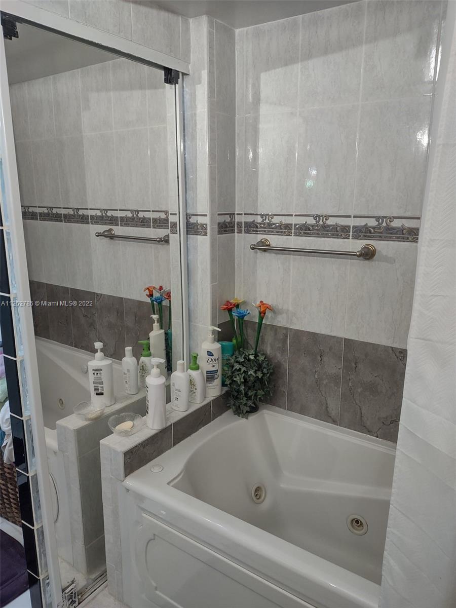 4747 Collins Ave 107 Property Photo 11