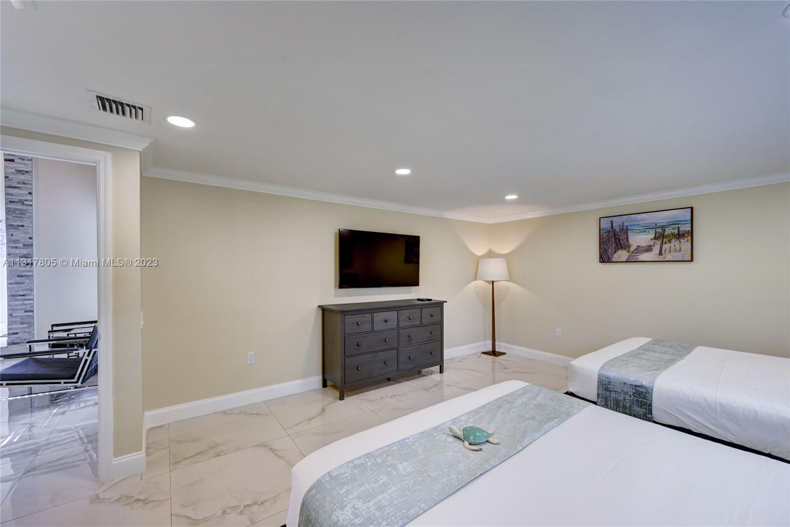 1109 Hollywood Blvd Property Photo 16