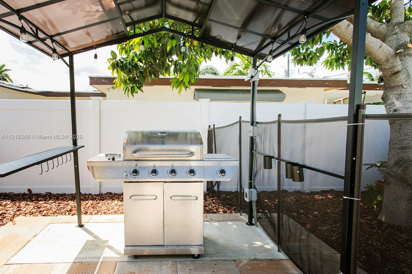 1311 Rodman St Property Photo 6