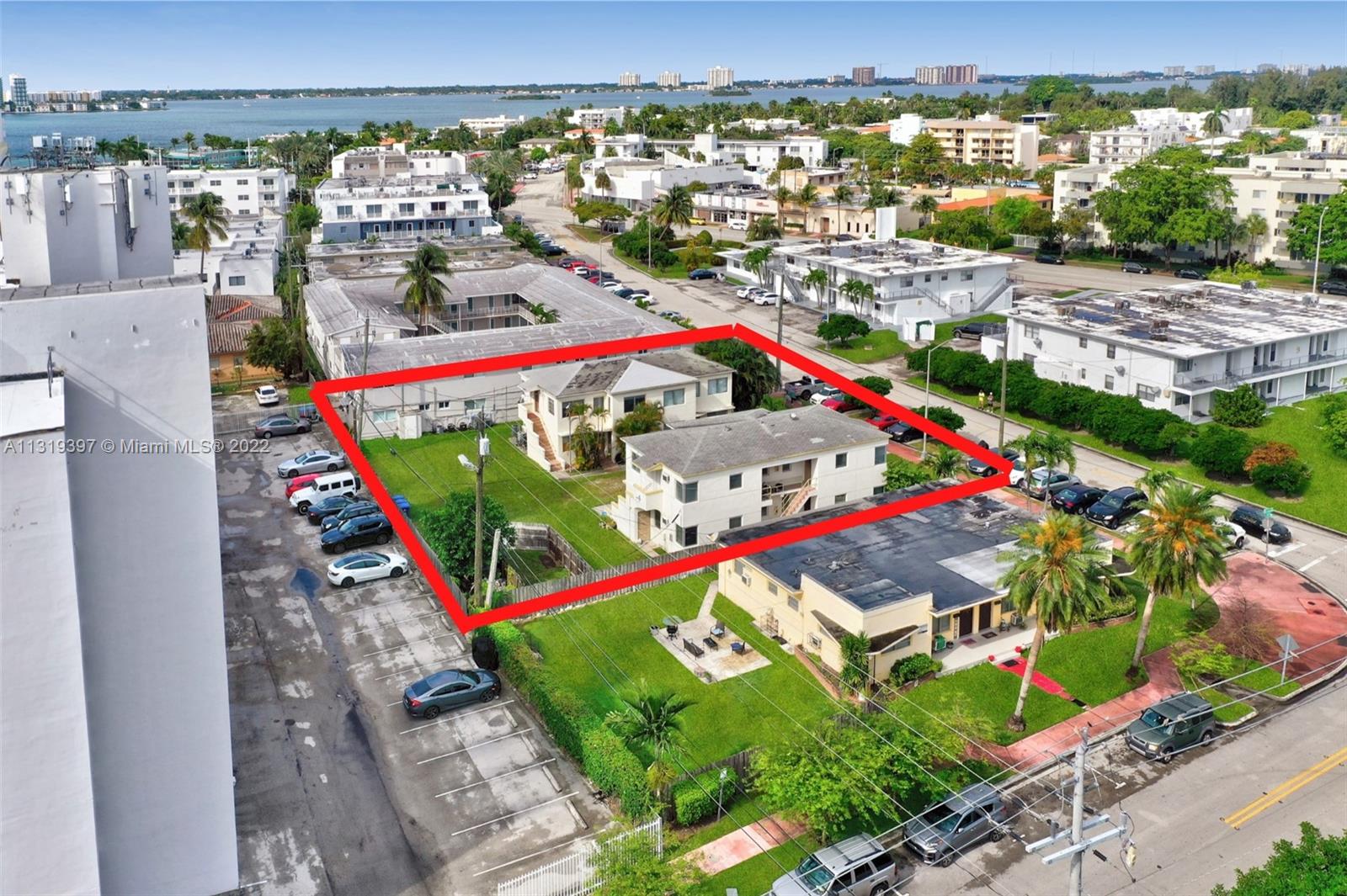 1910 And 1920 Biarritz Dr Property Photo 8