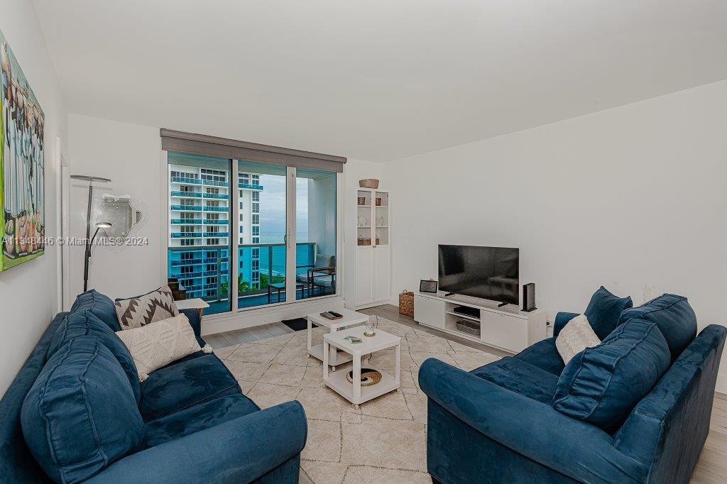 2301 Collins Ave 1115 Property Photo 4