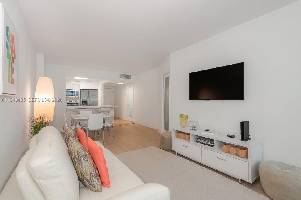 2301 Collins Ave 927 Property Photo 1