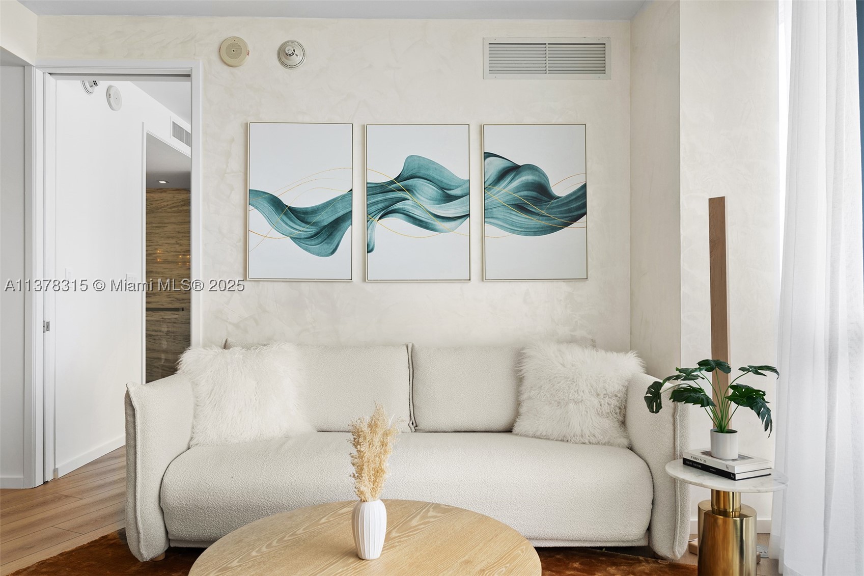 2201 Collins Ave 811 Property Photo 7