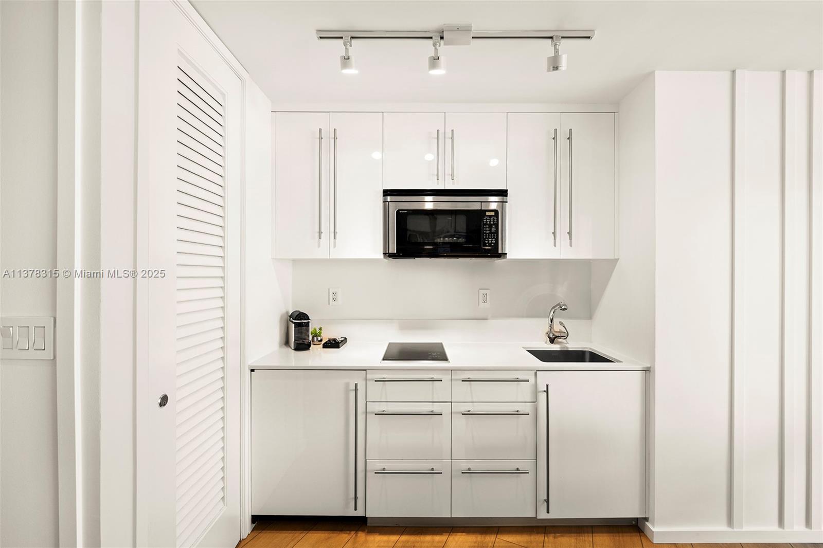 2201 Collins Ave 811 Property Photo 10