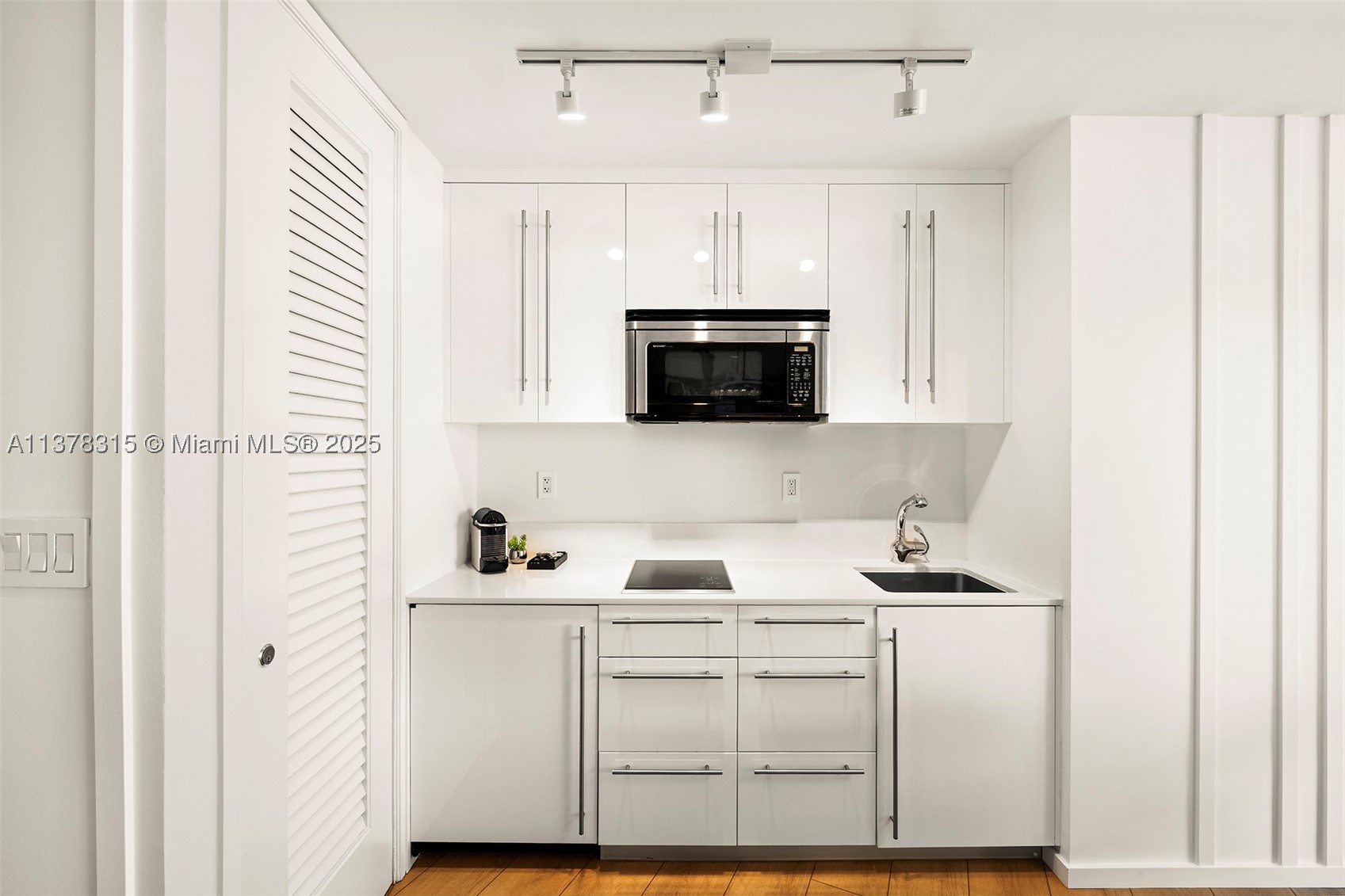 2201 Collins Ave 811 Property Photo 10