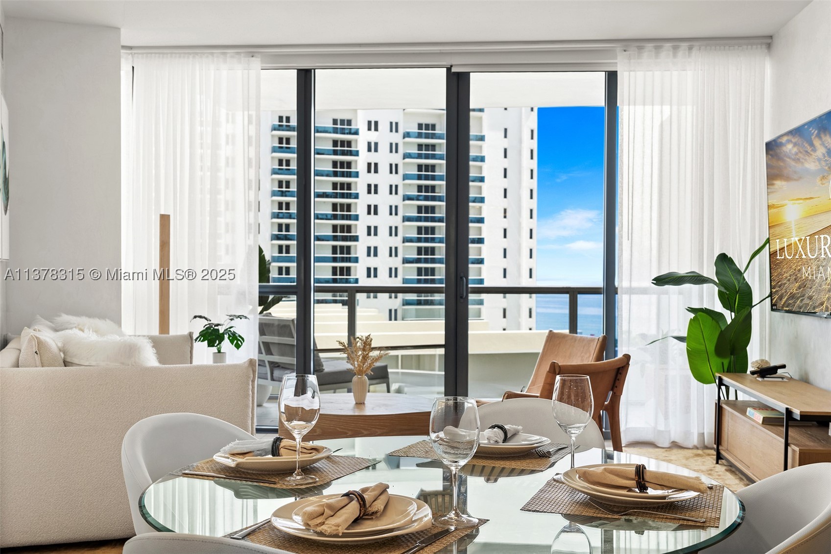 2201 Collins Ave 811 Property Photo 11
