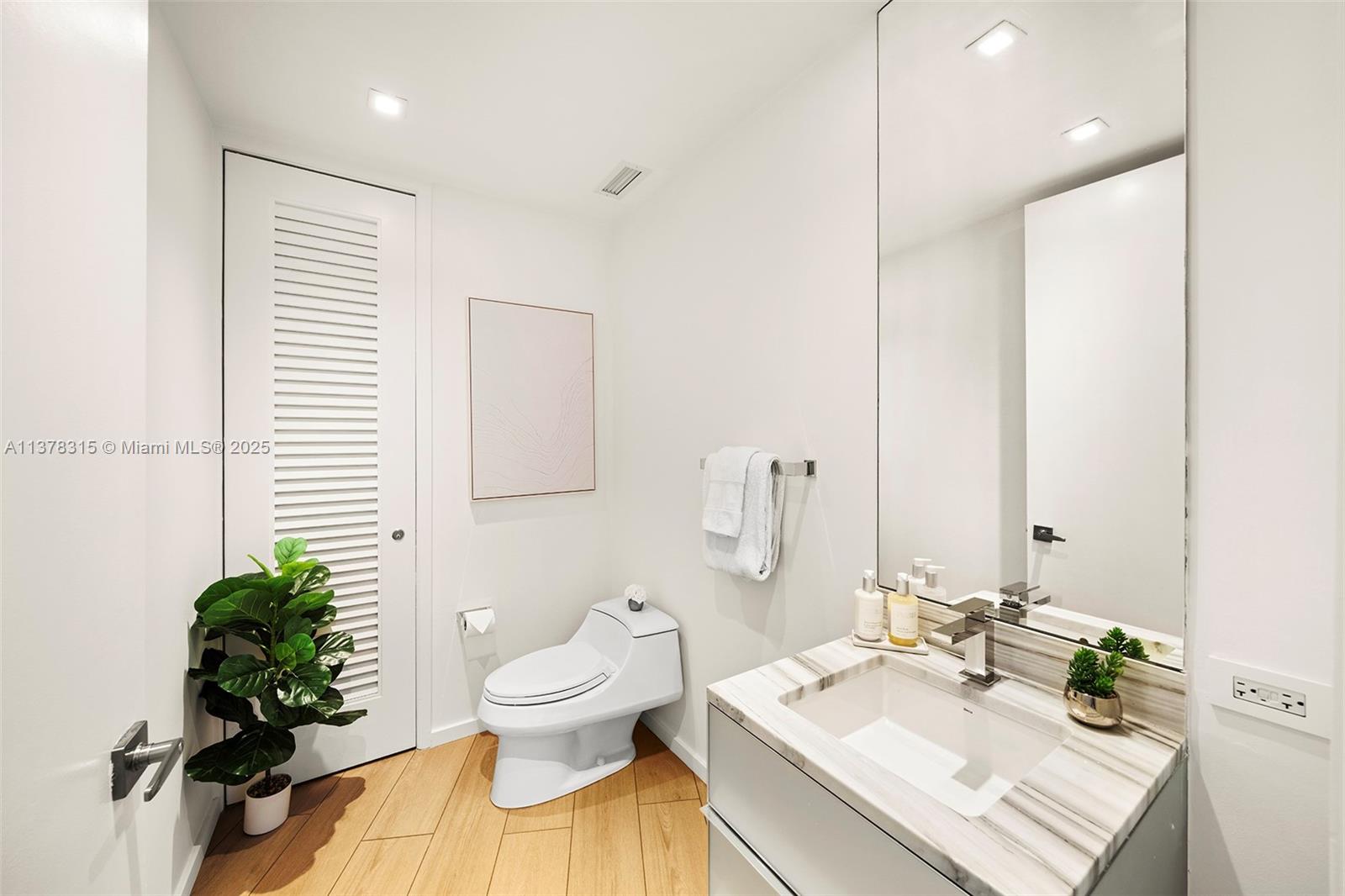 2201 Collins Ave 811 Property Photo 39