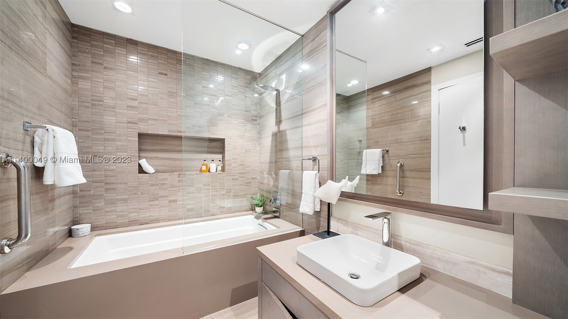 A11400049 Property Photo 40