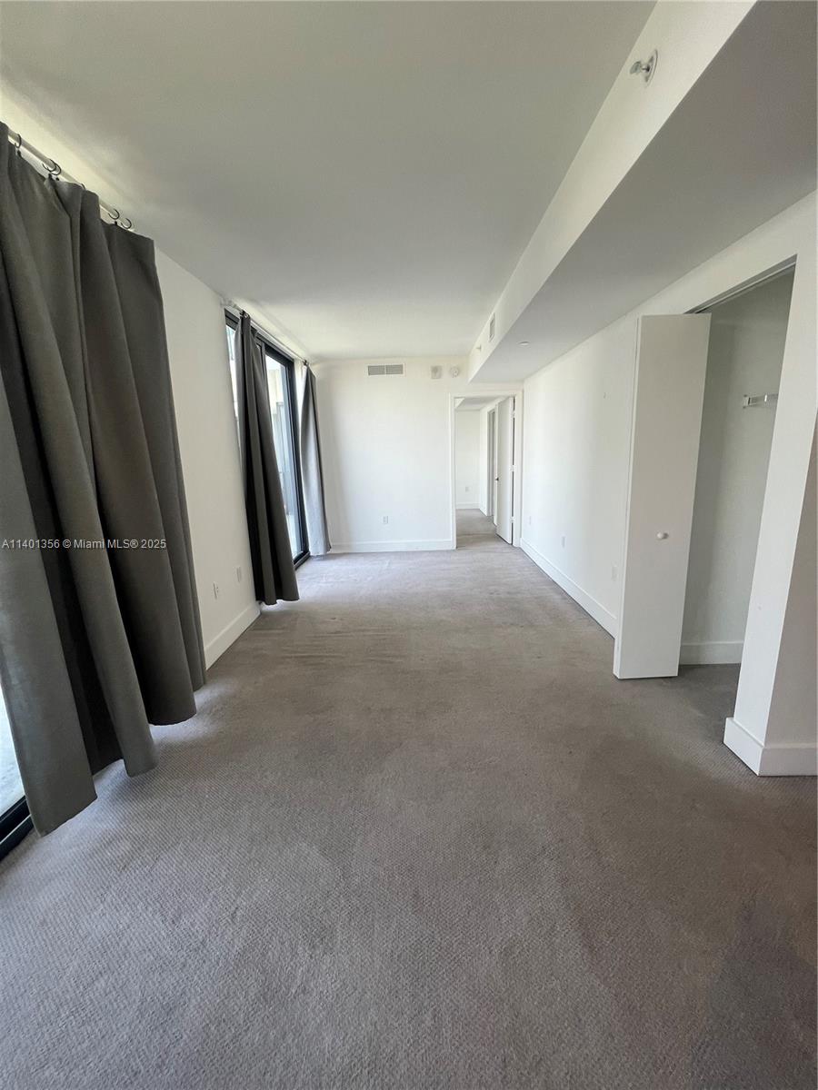 121 Ne 34 St 2215 Property Photo 11