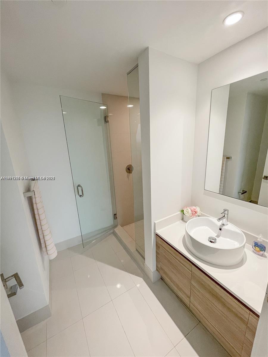121 Ne 34 St 2215 Property Photo 14
