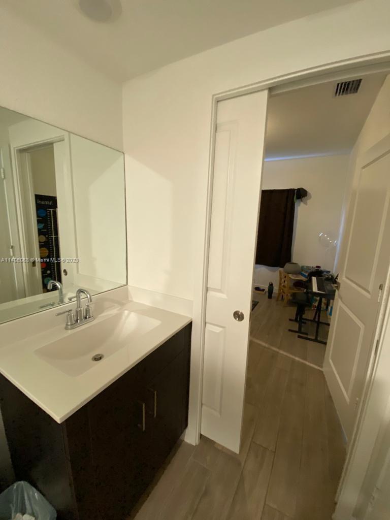 1733 Se 8th Pl Property Photo 3