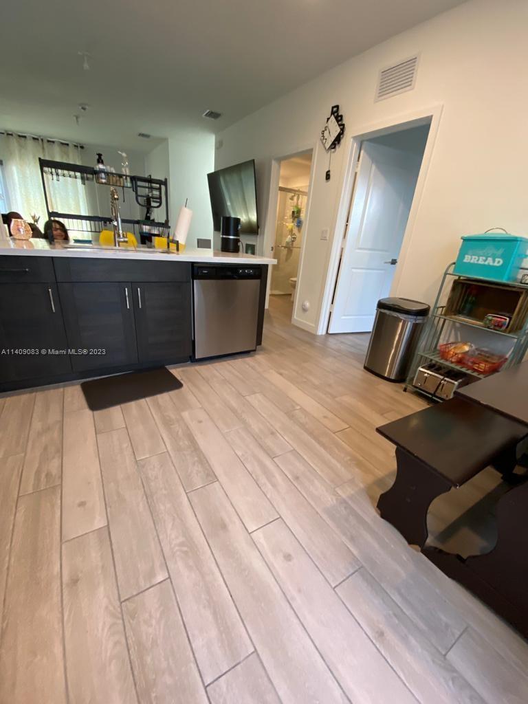 1733 Se 8th Pl Property Photo 6