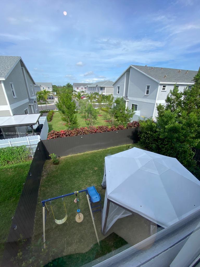 1733 Se 8th Pl Property Photo 10