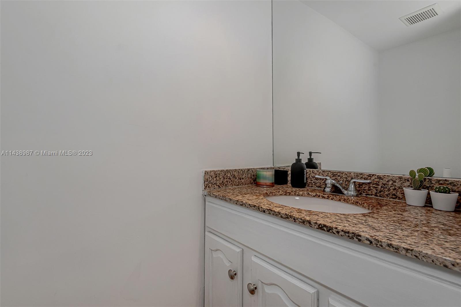 555 Ne 15th St 32e Property Photo 19