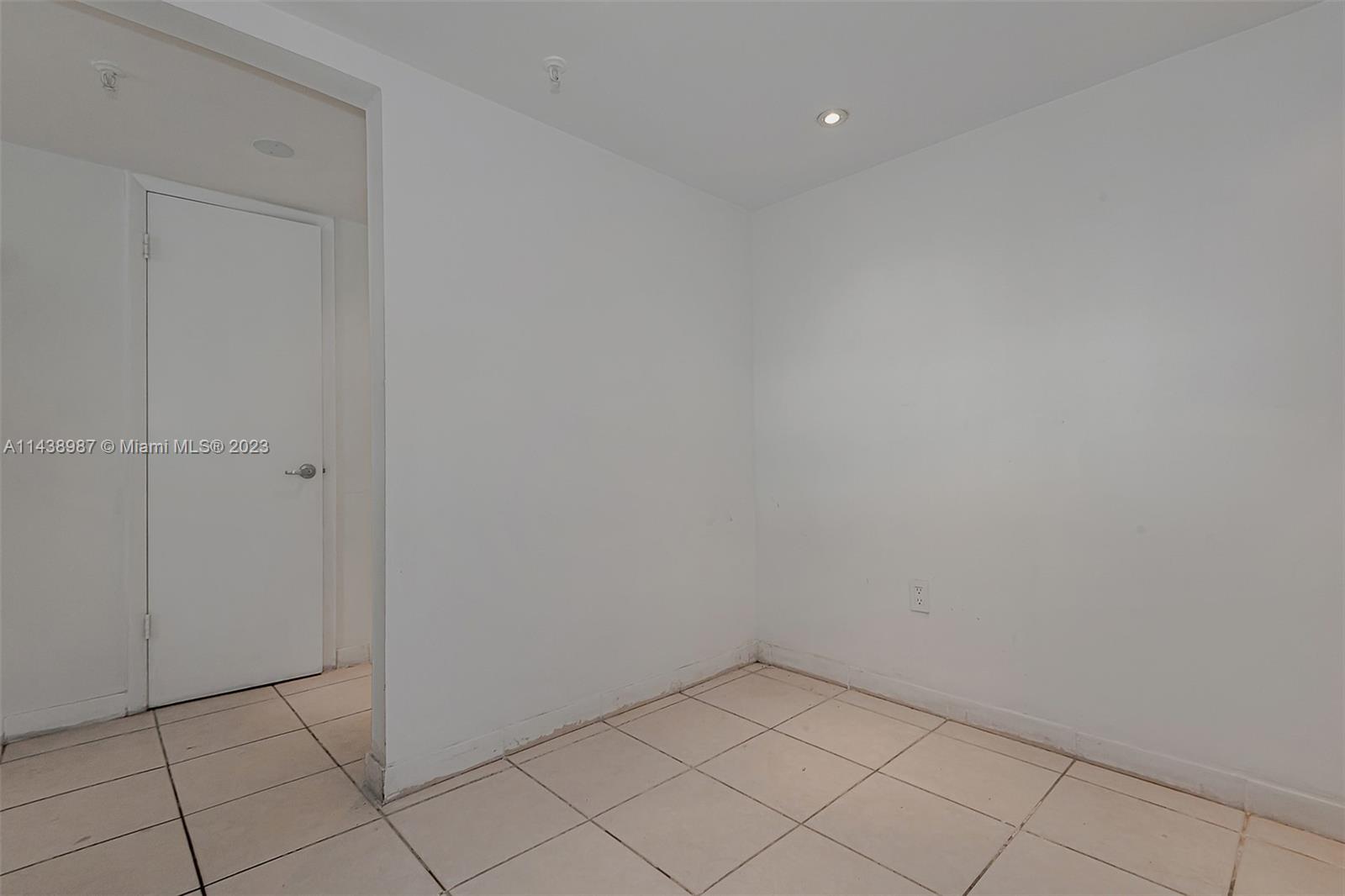 555 Ne 15th St 32e Property Photo 20