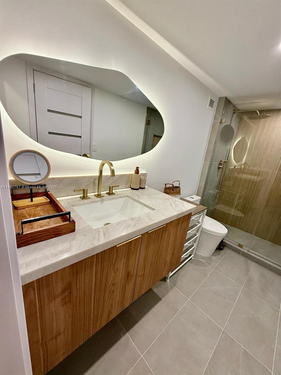 2301 Collins Ave 1121 Property Photo 2