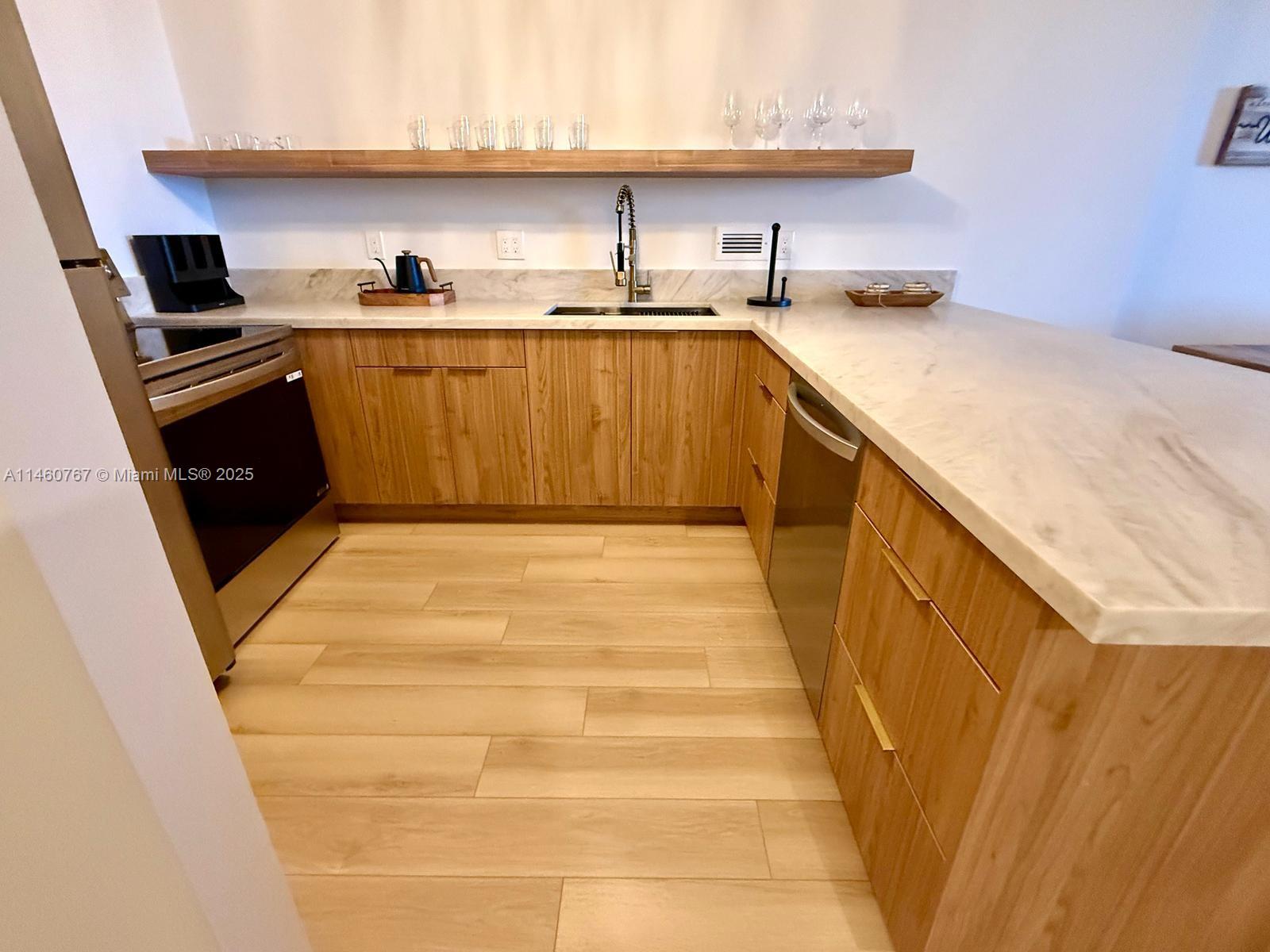 2301 Collins Ave 1121 Property Photo 3
