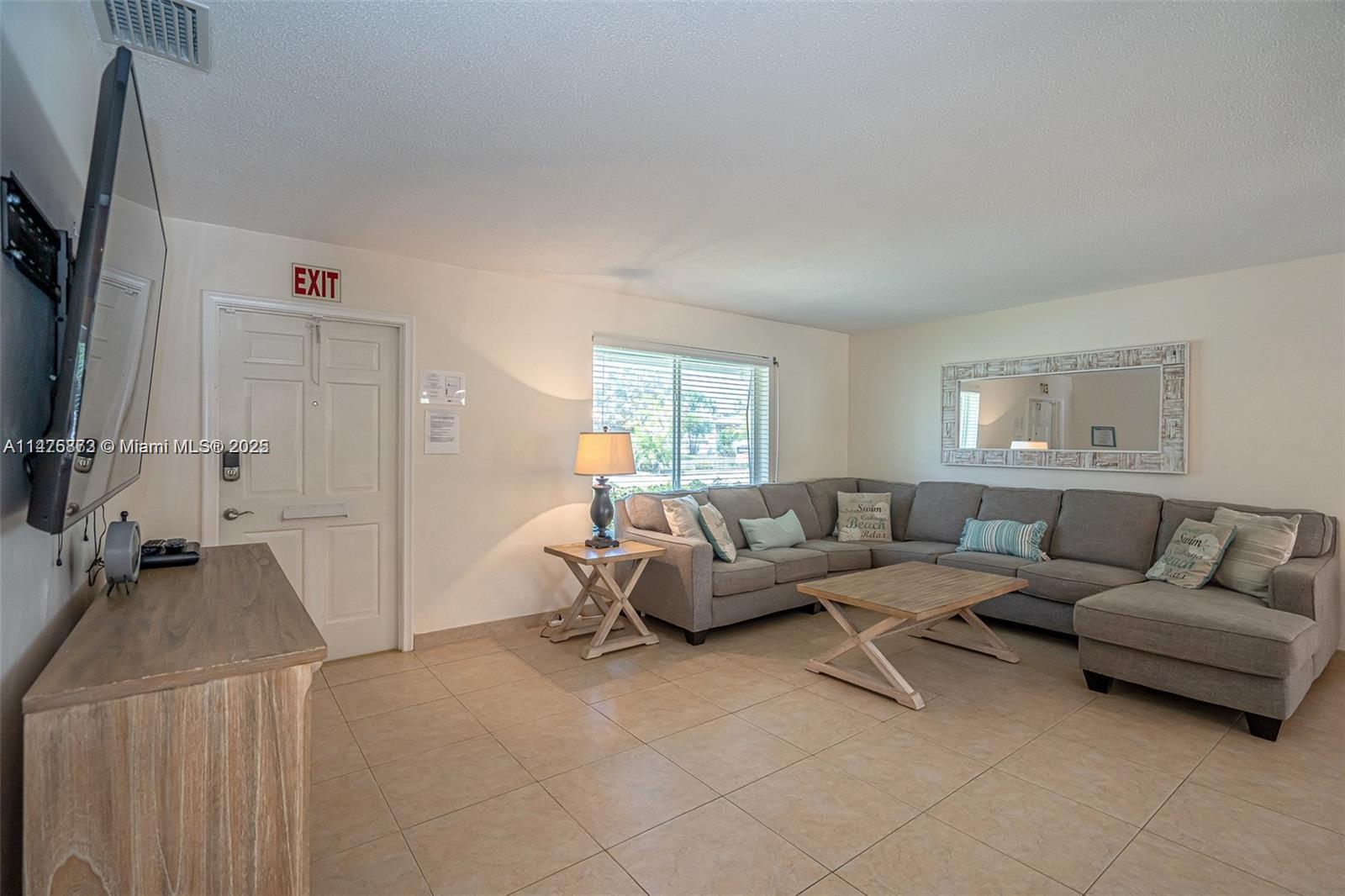 1148 Johnson St Property Photo 4