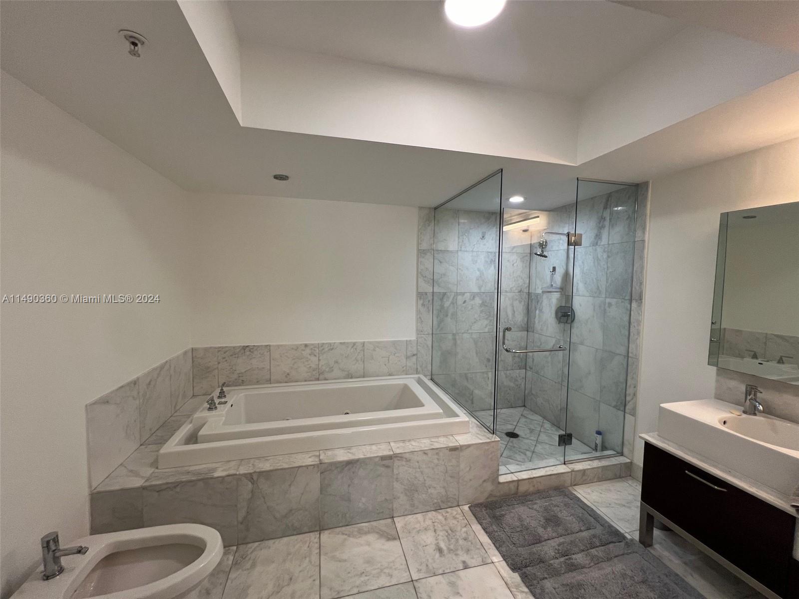 218 Se 14th Street 1806 Property Photo 3