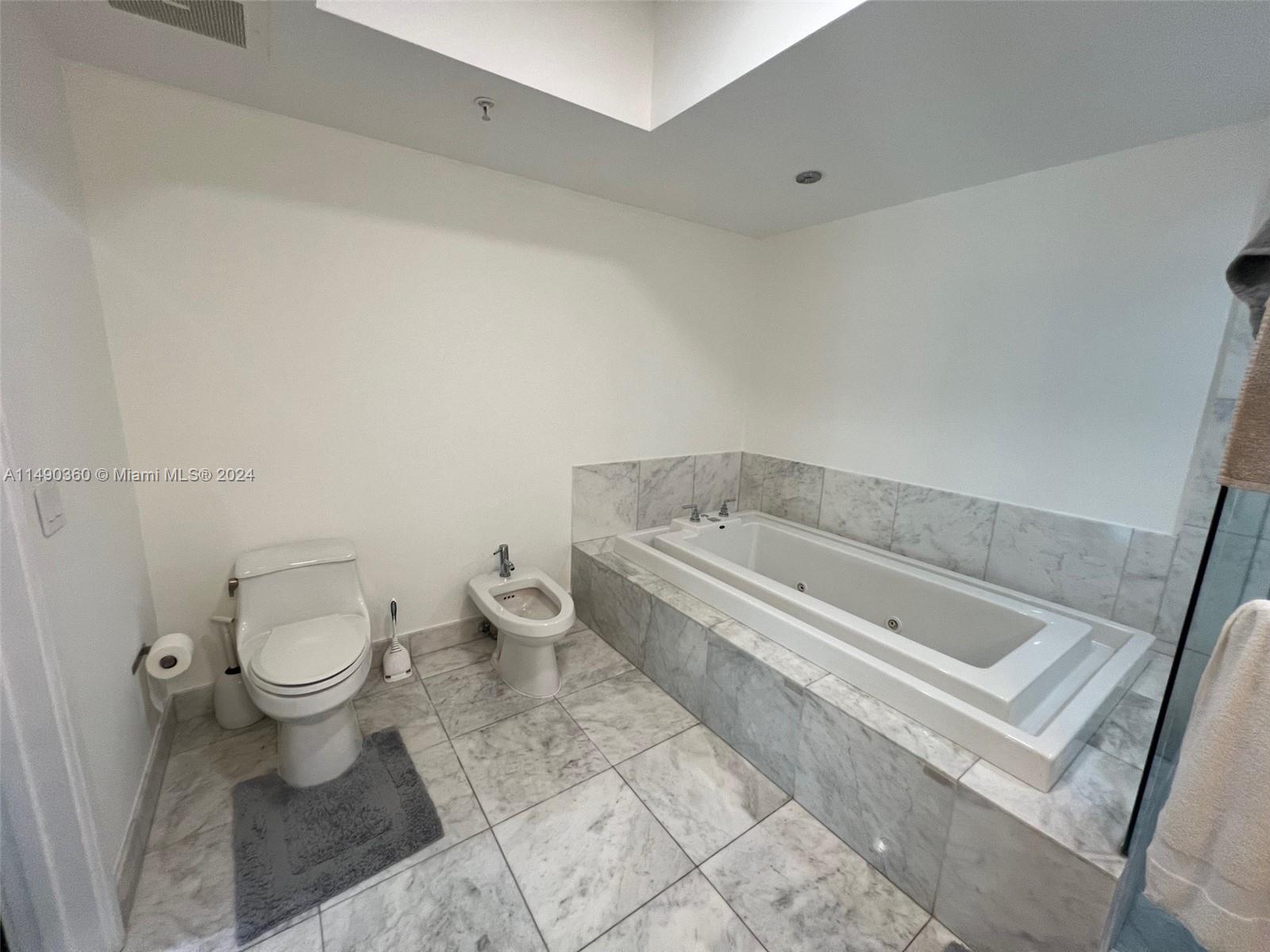 218 Se 14th Street 1806 Property Photo 4