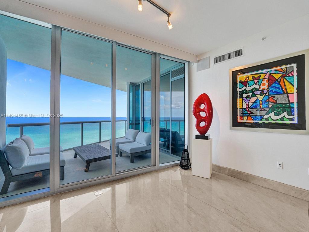17121 Collins Ave 3904-5 Property Photo 2