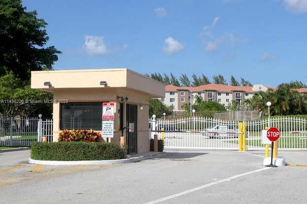 480 Executive Center Dr 4L Property Photo 1