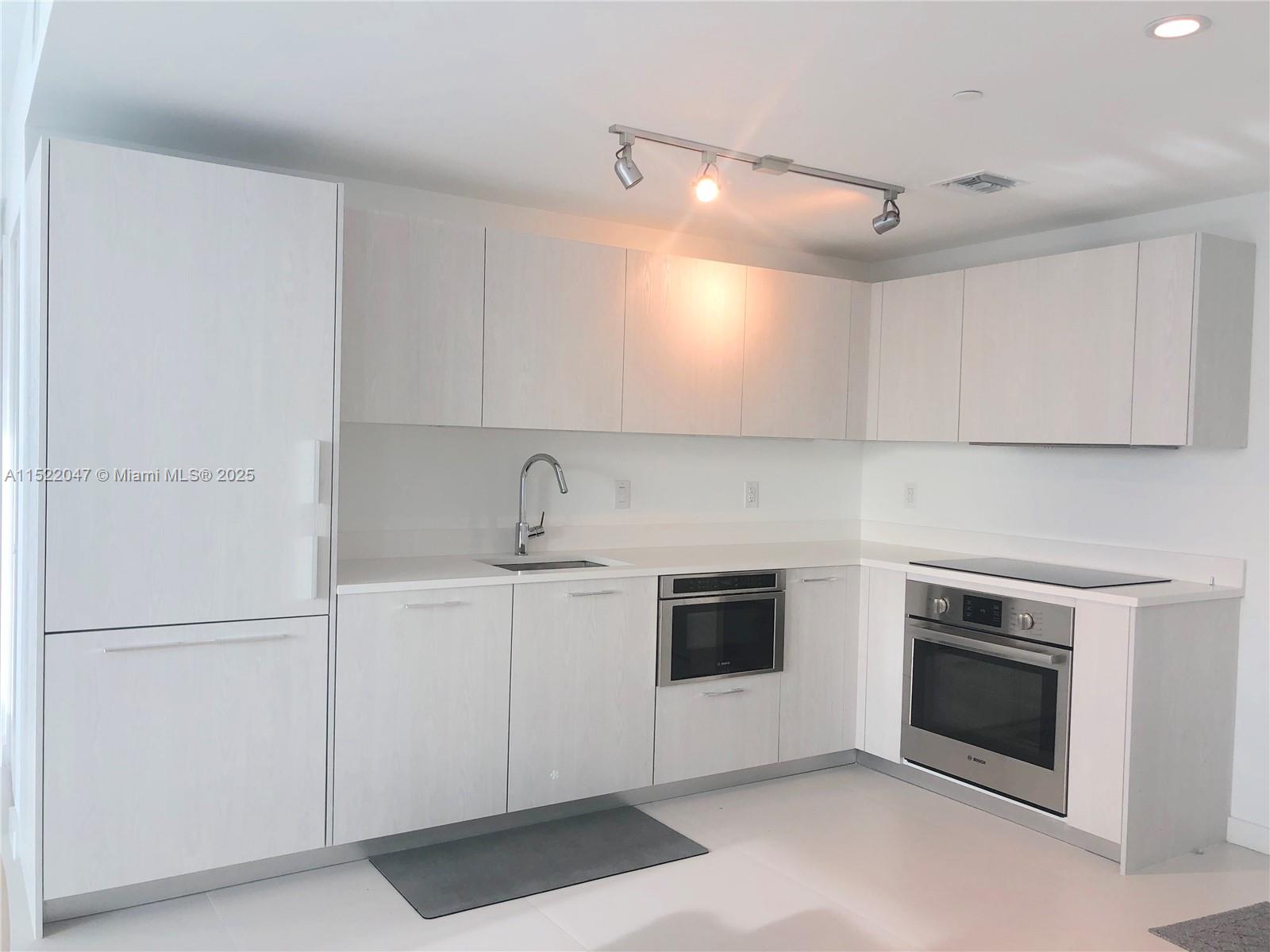 501 Ne 31 1709 Property Photo 3