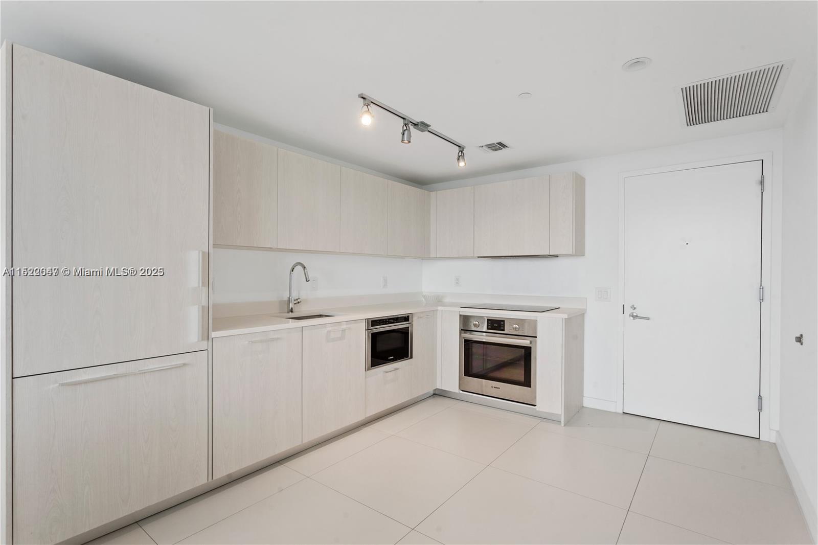 501 Ne 31 1709 Property Photo 4